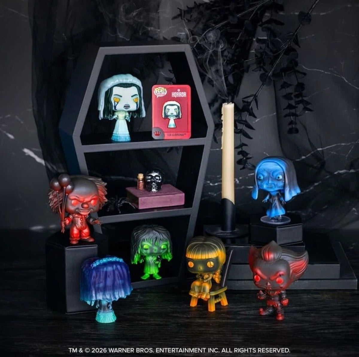 Funko POP! Mystery Warner Bros. Horrorfiguren in verschiedenen Farben vor einem sargförmigen Regal