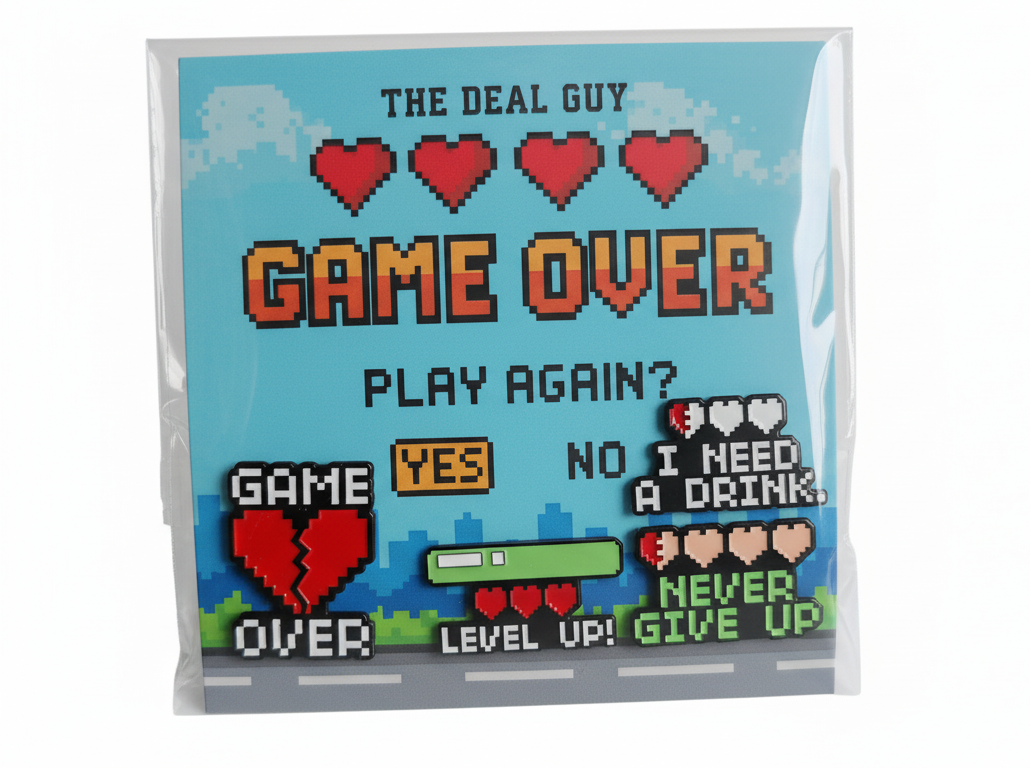 Retro Gaming Pins Nahaufnahme - Pixel Art Design mit Game Over und Level Up Motiven
