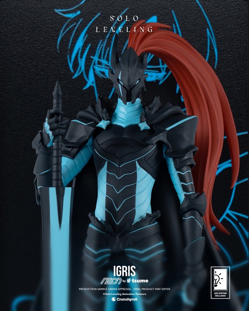 Nahaufnahme der Igris Figur aus Solo Leveling mit schwarzem Helm, rotem Helmbusch und türkisfarbenen Rüstungsdetails.