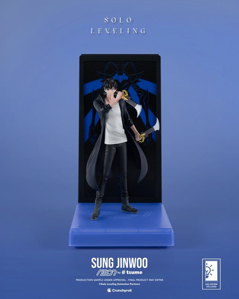 Sung Jinwoo Neon Figur aus Solo Leveling von Tsume Art in Frontansicht mit schwarzem Mantel und zwei Dolchen auf blauer Basis.