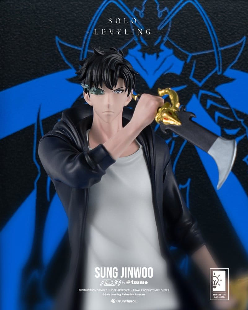 Nahaufnahme der Sung Jinwoo Figur von Tsume Art mit schwarzen Haaren, weißem Shirt und Dolch mit goldenem Griff an der Schulter.