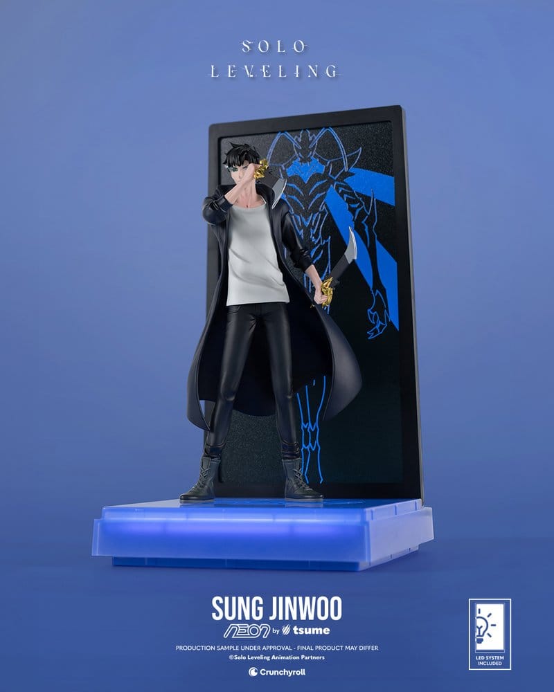 Sung Jinwoo Figur aus Solo Leveling in seitlicher Schrägansicht mit schwarzem Mantel auf blau beleuchteter Basis.